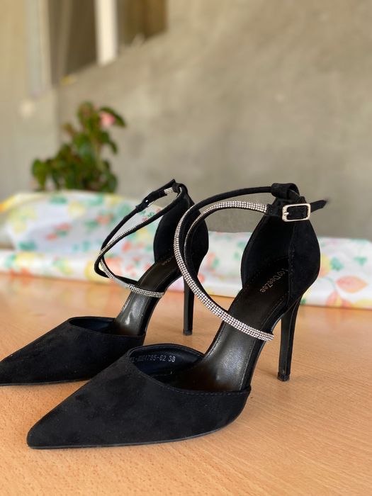 Vând rochie mărimea 40,respectiv sandale ,nr 38,purtate o singură dată
