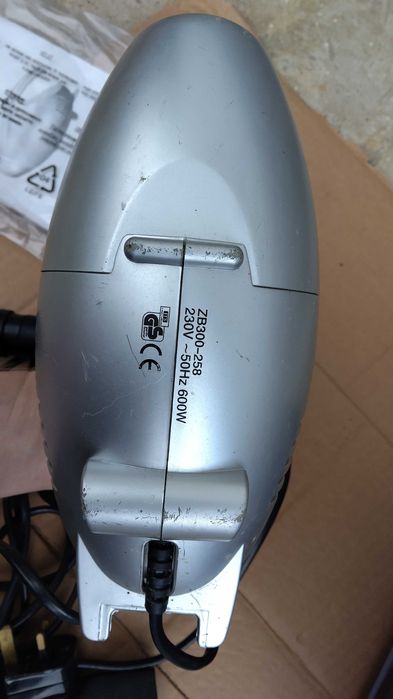 Aspirator auto portabil mic 600W 220V cu accesorii