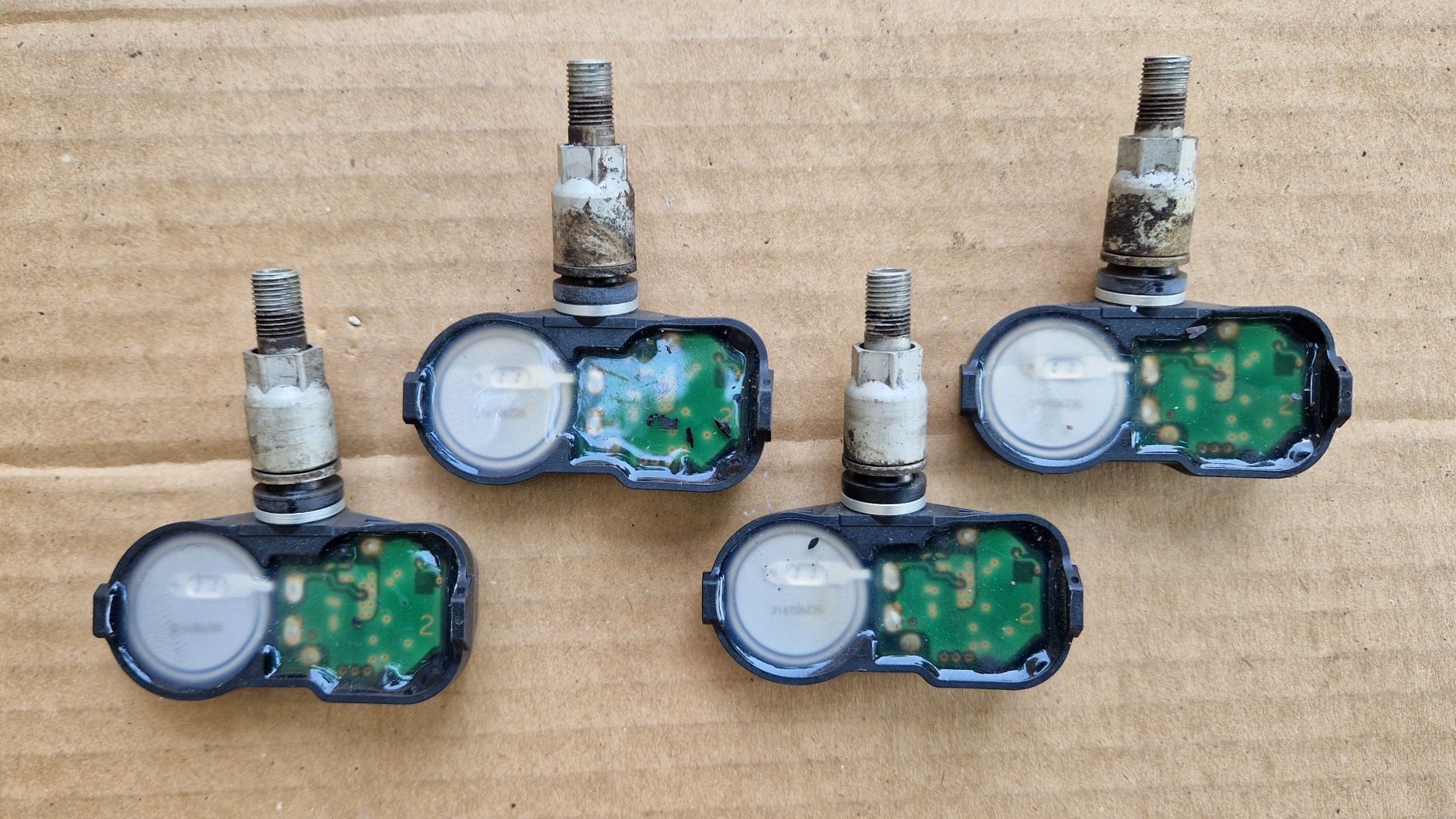 Тойота TPMS датчици сензори за следене налягането гумите. Toyota Rav4