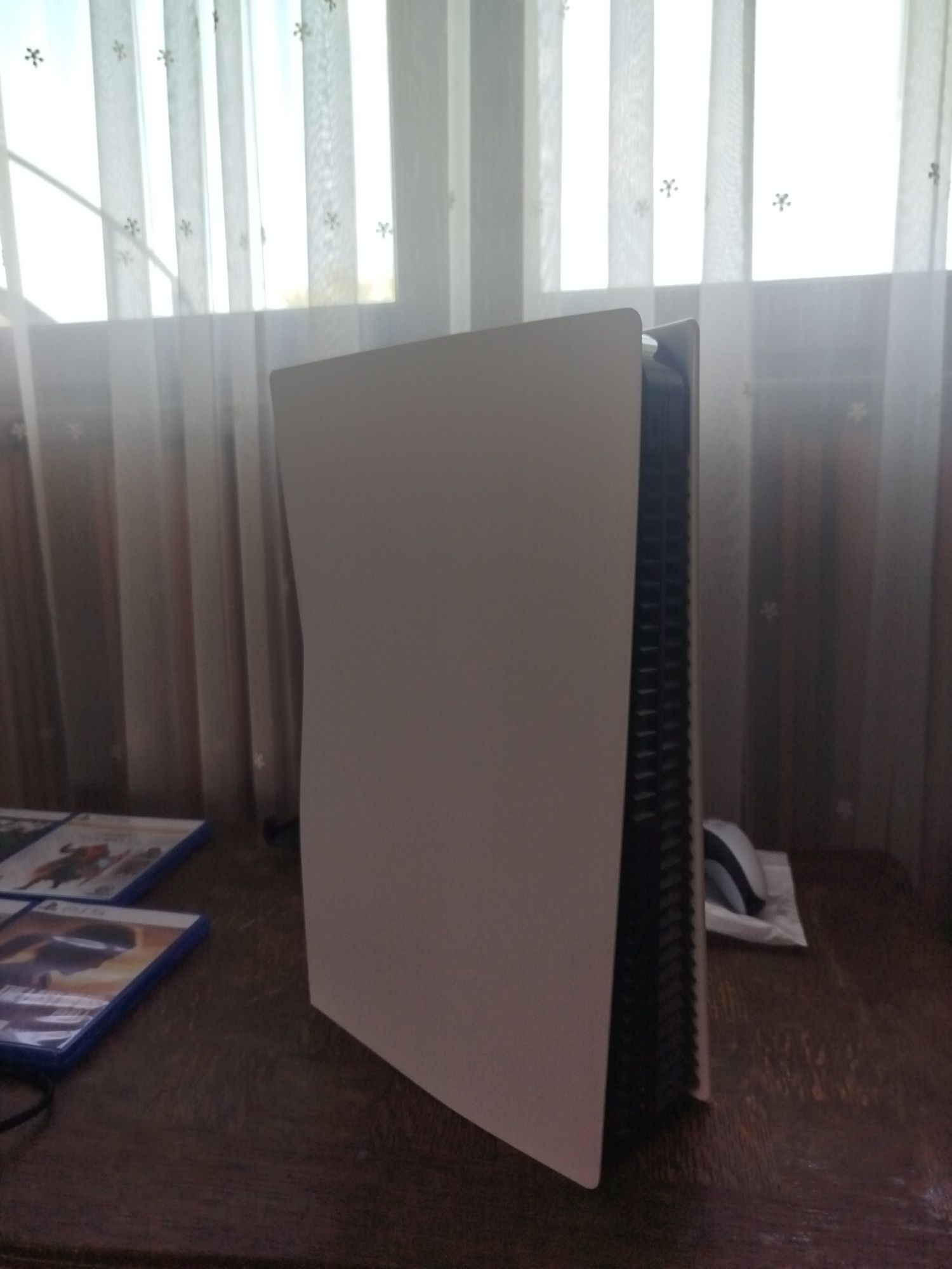 Playstation 5 (със 2 контролера и 5 игри)