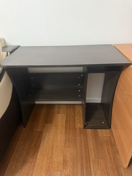 Продается Книжный стол