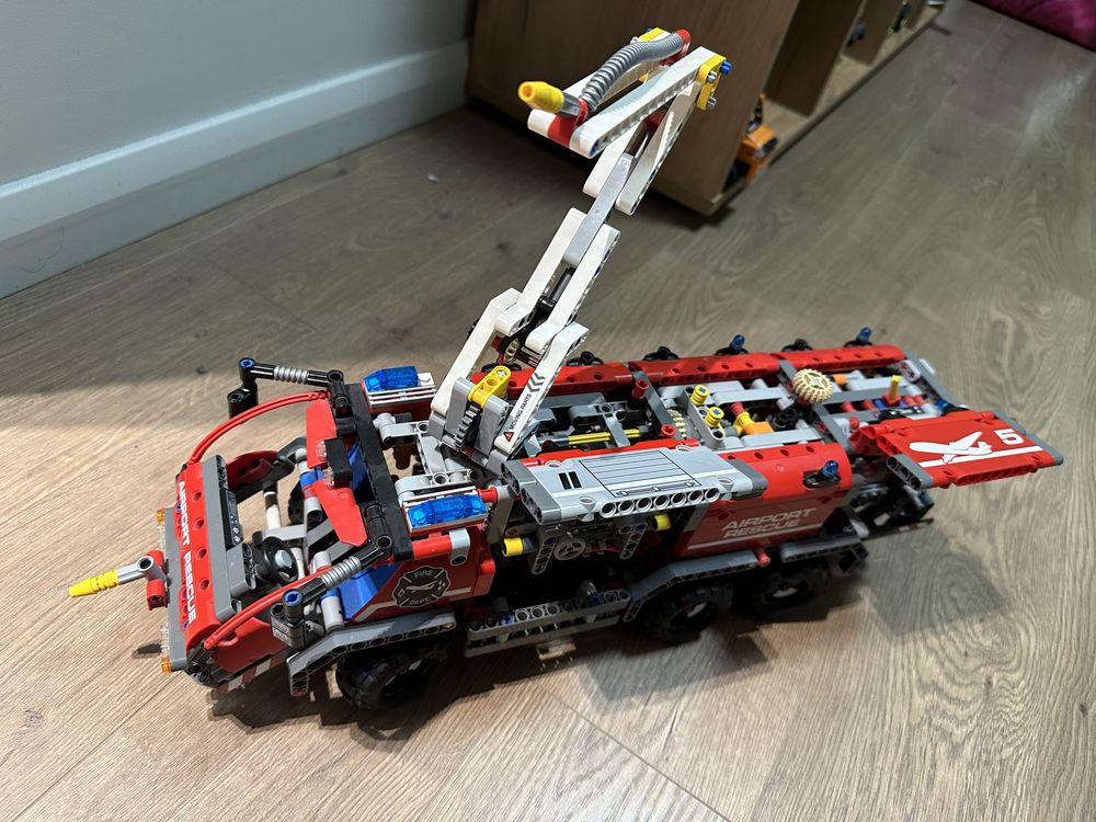 Продам пожарную машину Lego Technic