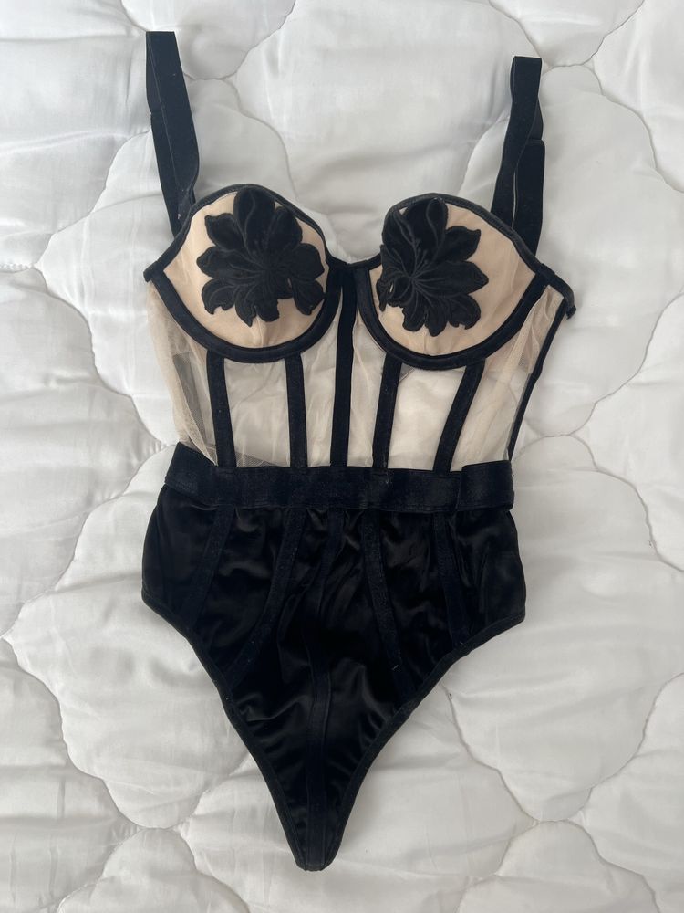 Lenjerie Victoria Secret tip body cu corset