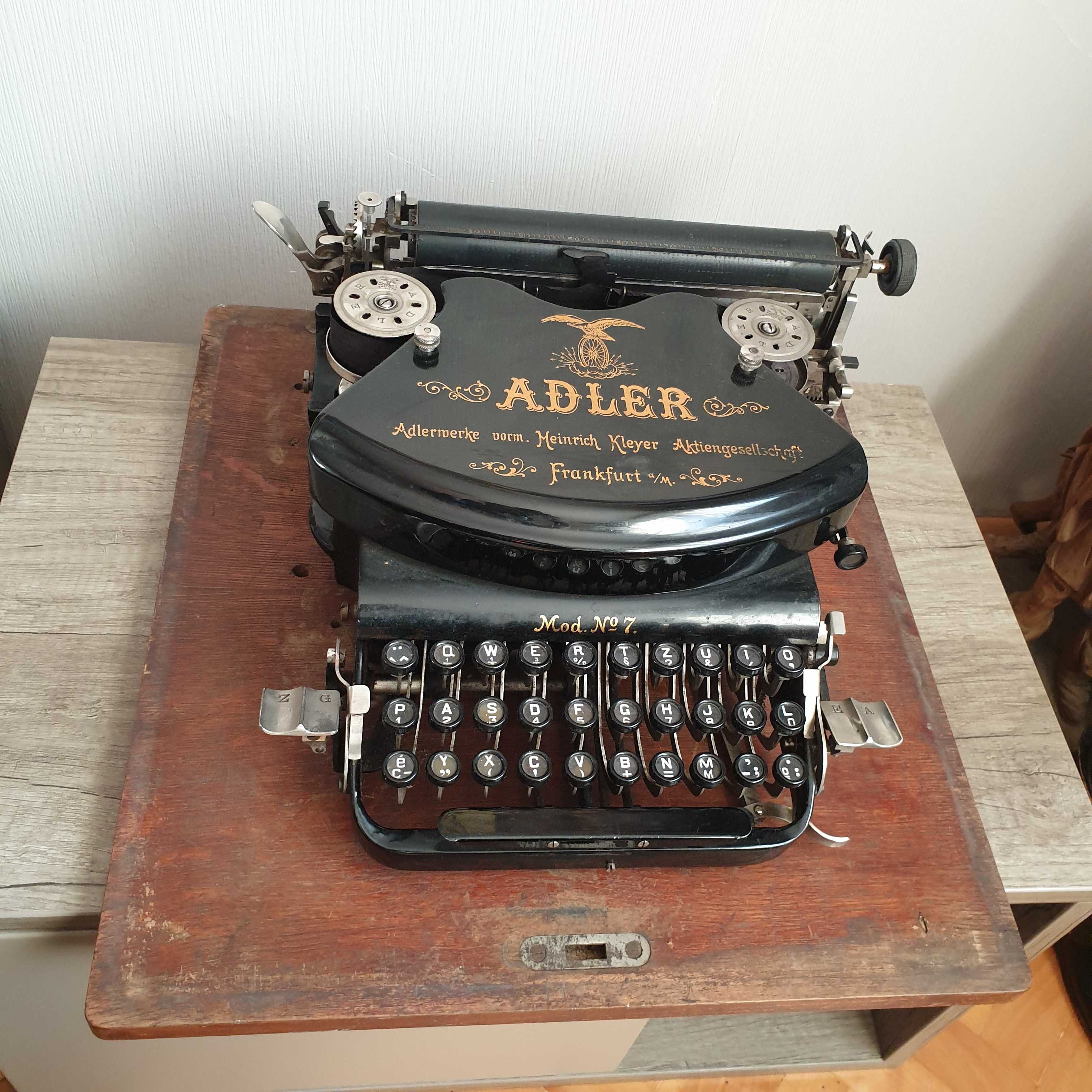 Преносима немска пишеща машина от 1910 г. Adler модел №7