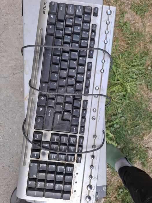 Monitor horizon unitate și tastatura delux