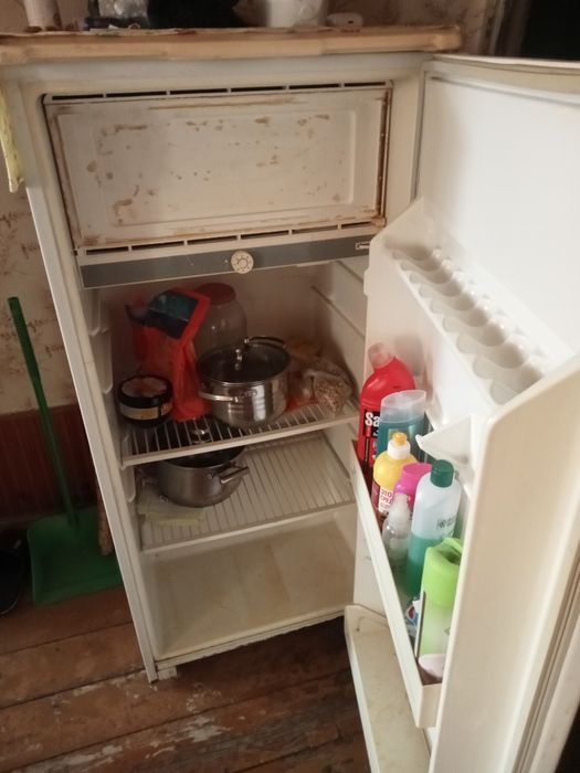 Продам холодильник бюрюса в рабочем состоянии морозит хорошо