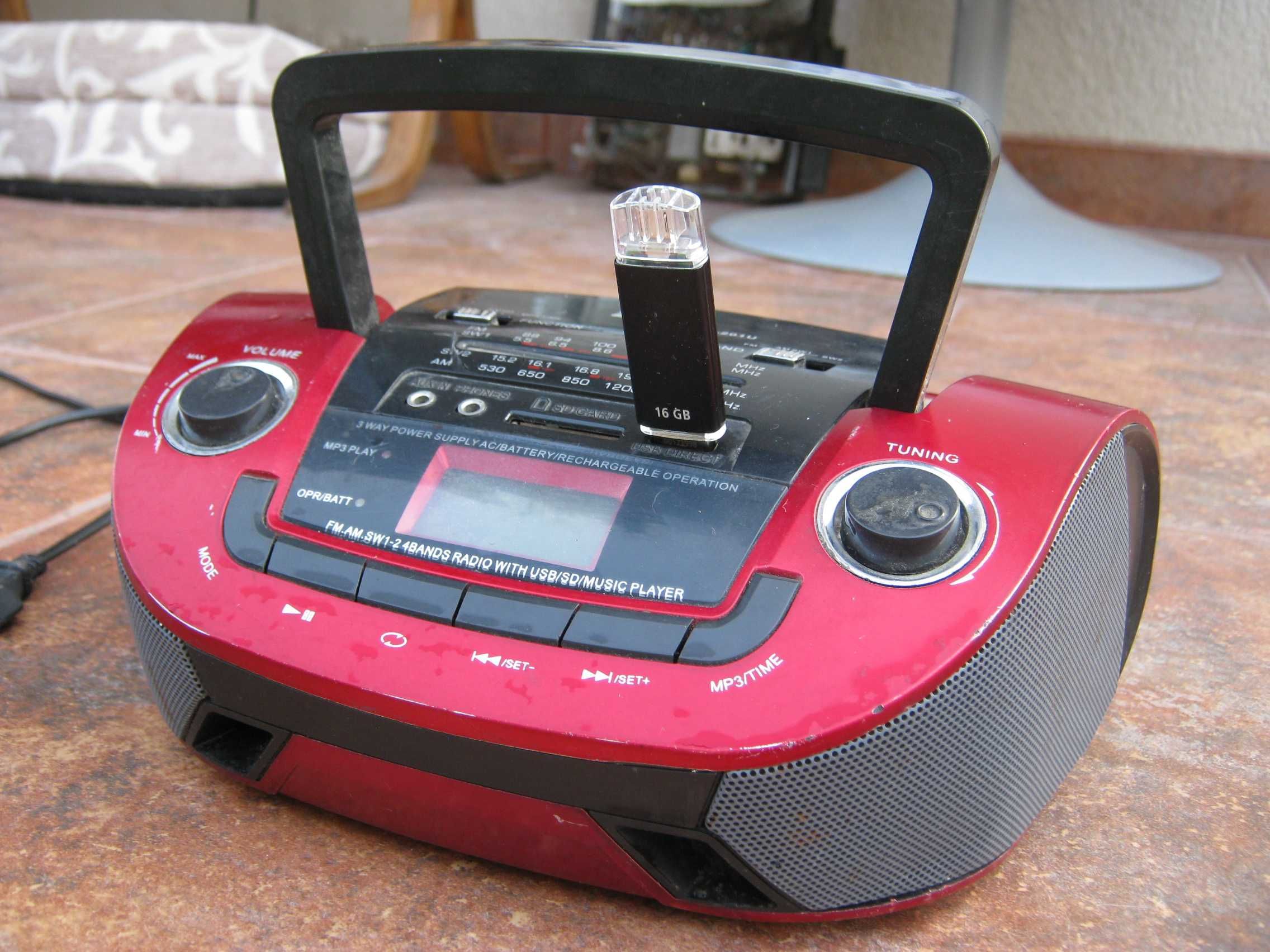 Radio rosu frumos cu stick card, stereo cu baterii si la priza