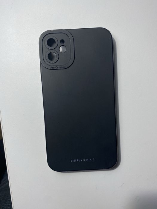 Iphone 11 Negru ; 128 GB + 3 huse in stare foarte bună