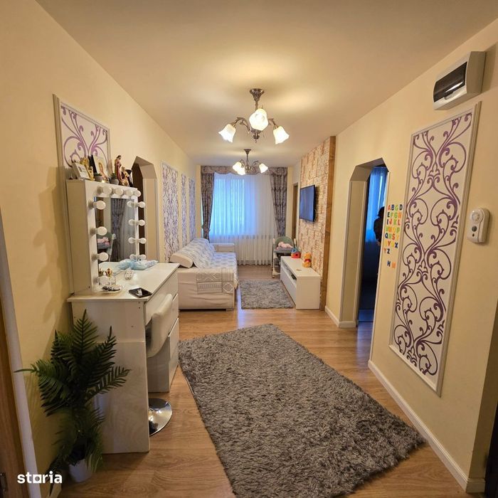 Vând apartament 4 camere zona centrala