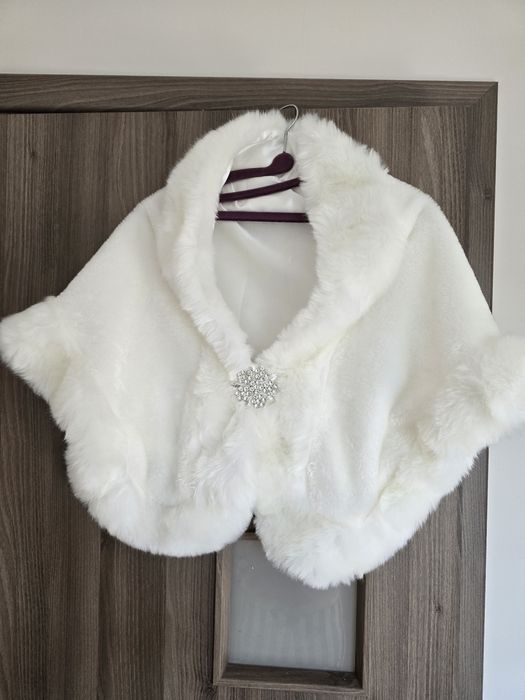 Vand Rochie de mireasa tip sirena + capã alba