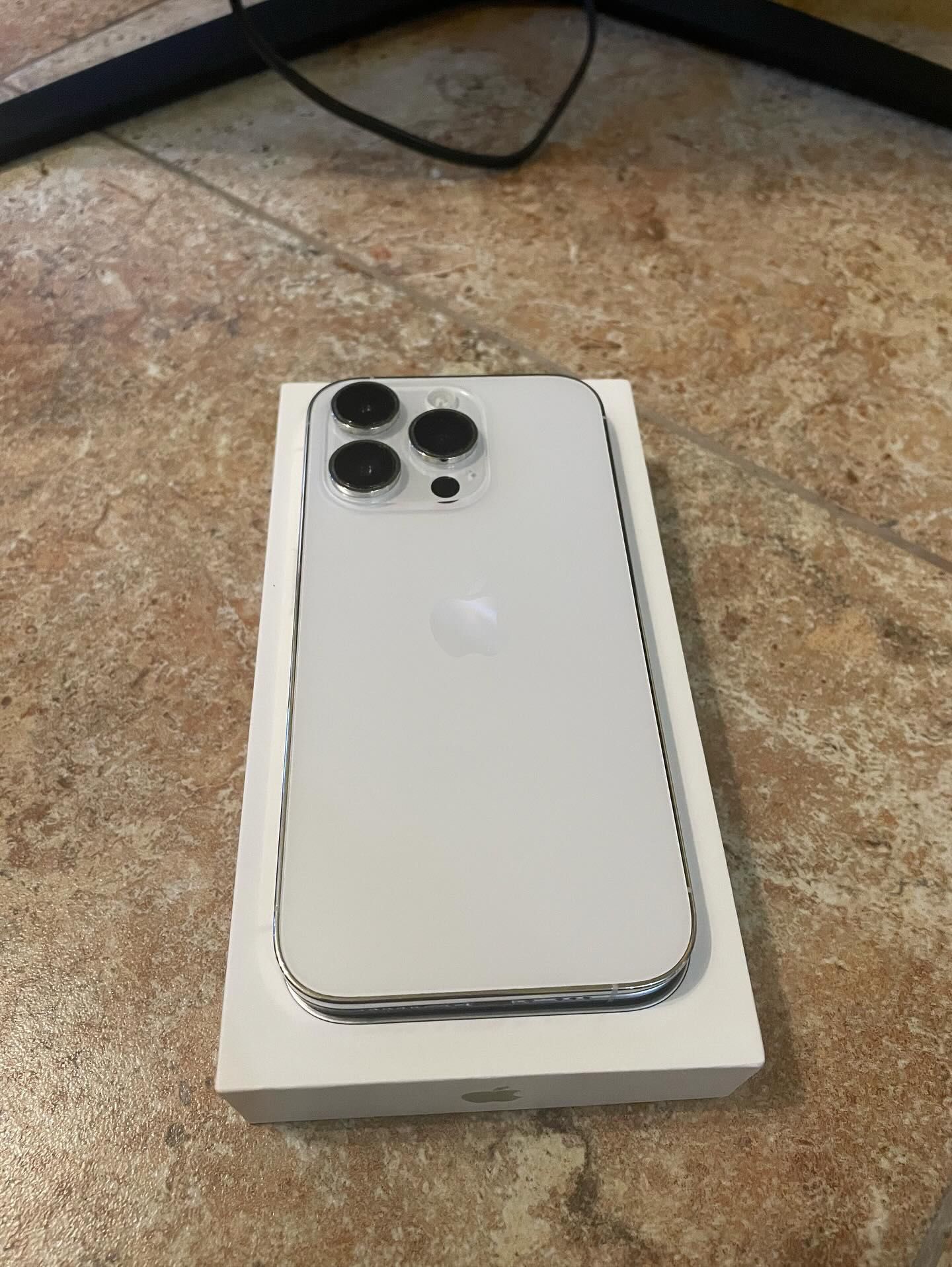 iPhone 14 pro бял