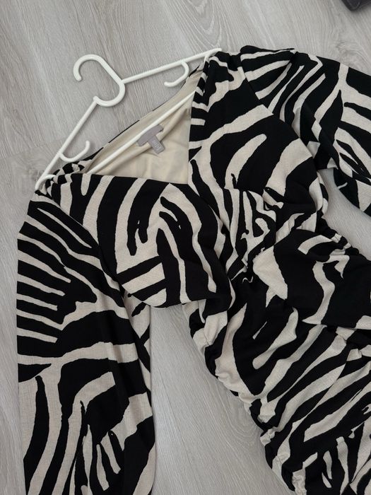 Къса елегантна рокля с широки ръкави