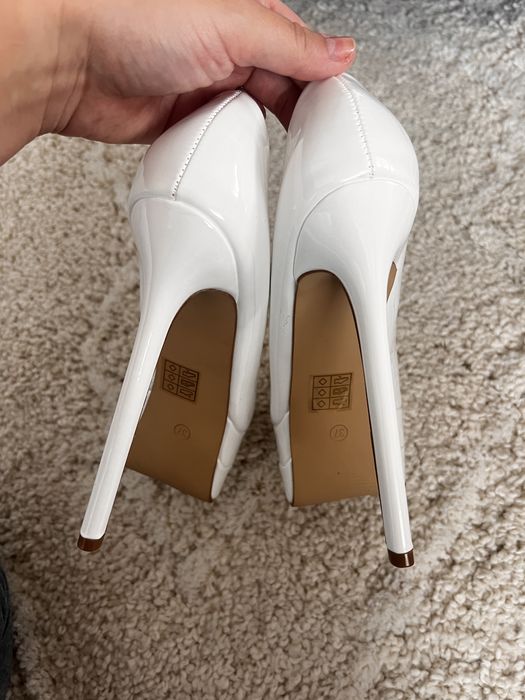 Pantofi albi de lac cu platforma noi