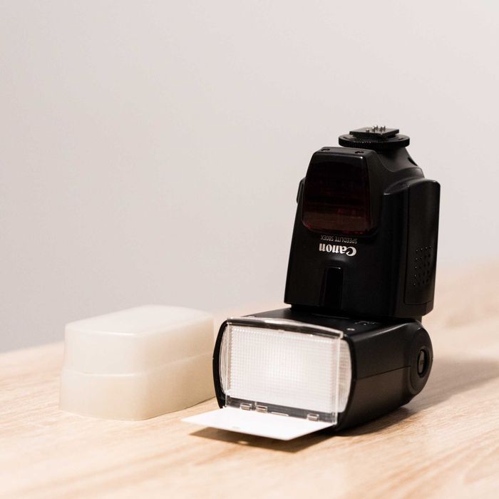 Vand obiectiv Canon EF 50mm f/1.4 USM si blitz Canon Speedlite 580EX