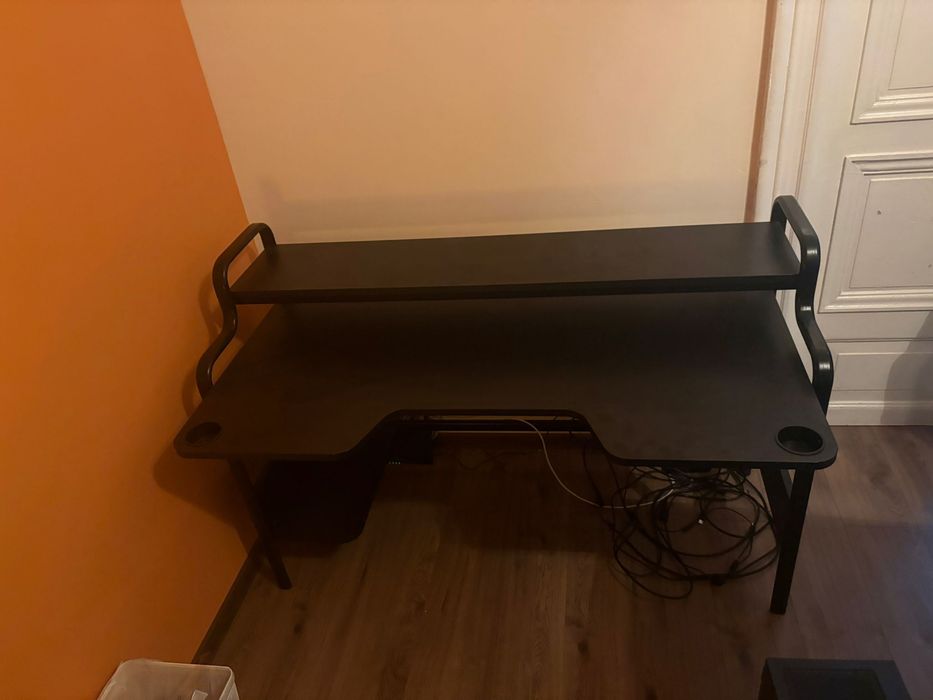 Birou negru gaming impecabil