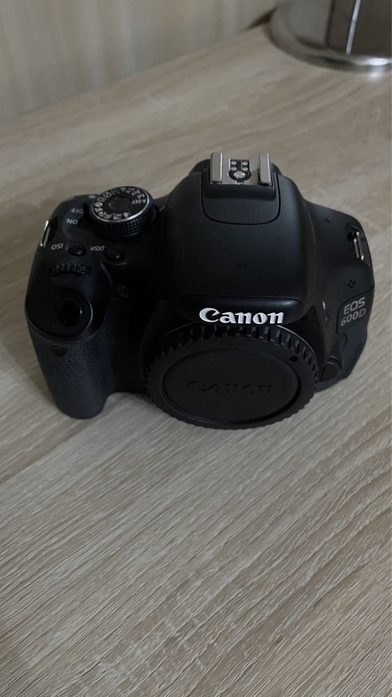 Продам зеркальный фотоаппарат Canon