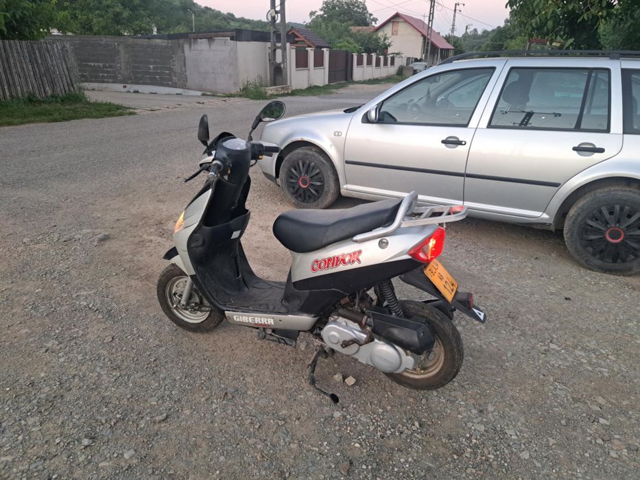 Vand scuter cu podea