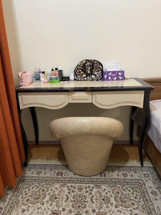 Продам консоль для спальни красшеный