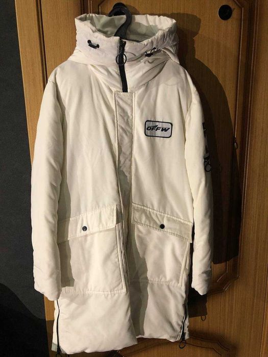 Белая мужская зимняя куртка 46 размера