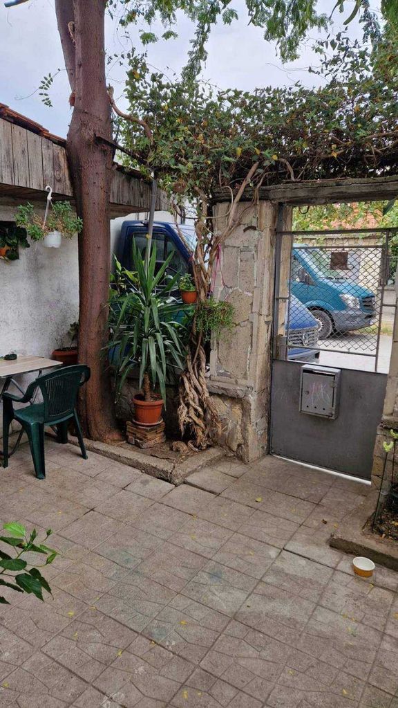 Продава се Етаж от къща в Пазарджик, Изток - 200 кв.м за 400 €/кв.м - Снимка #1
