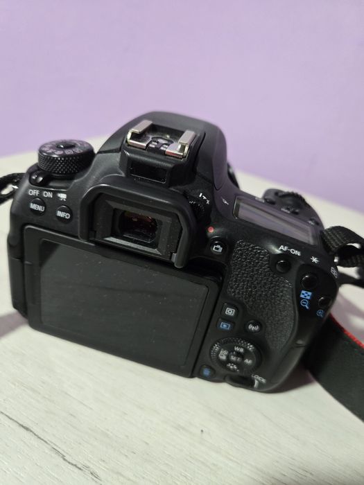 Фотоапарати Canon 77d и Sony A6400