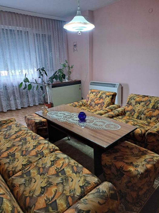 Продавам двустаен апартамент с таван и изба в центъра на Асеновград