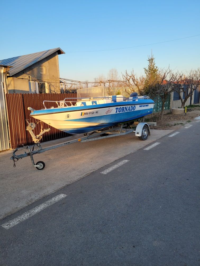 Vand barca cu motor si peridoc