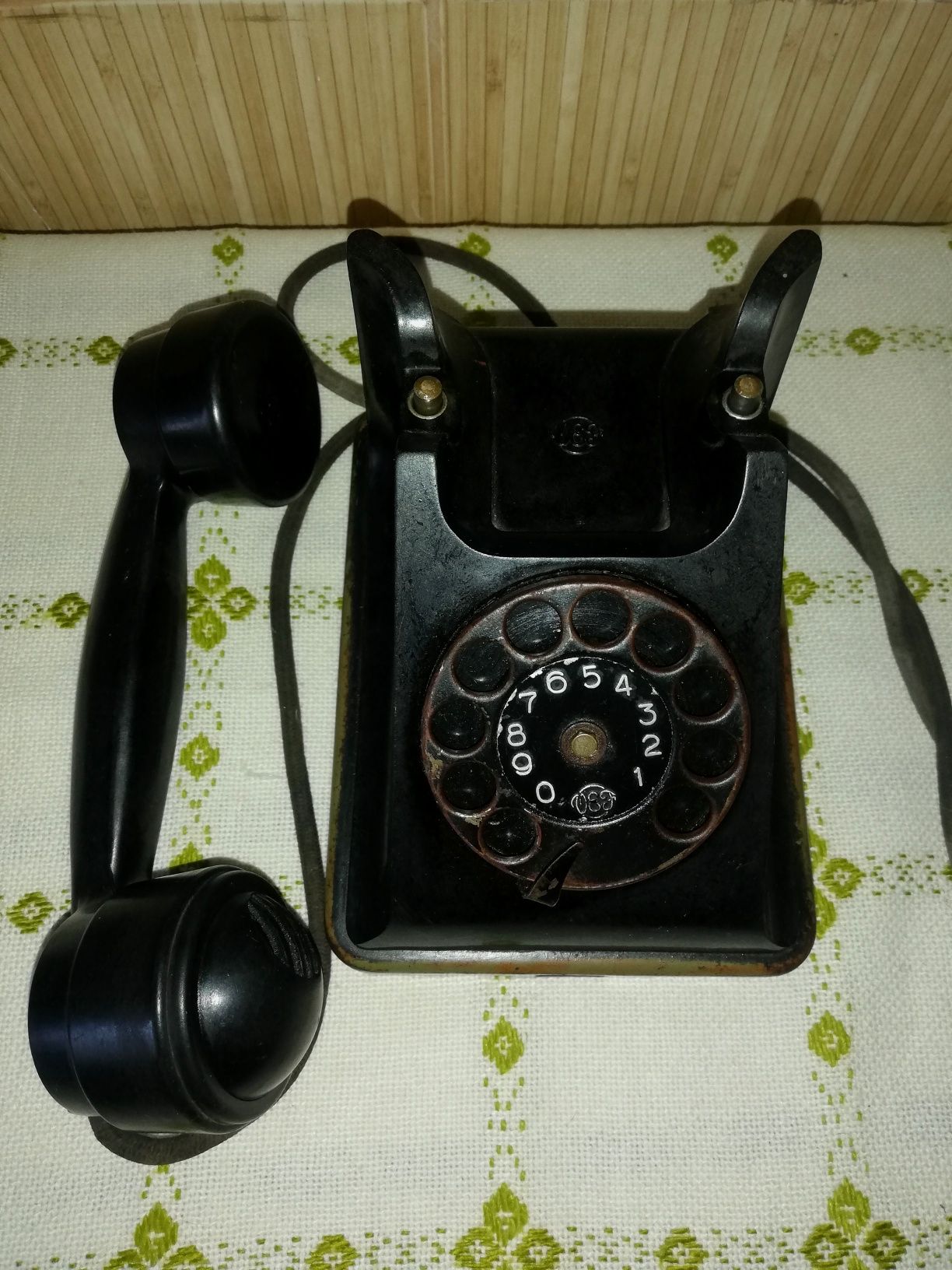 Telefon fix vechi metalic cu disc receptor ebonita anii 50