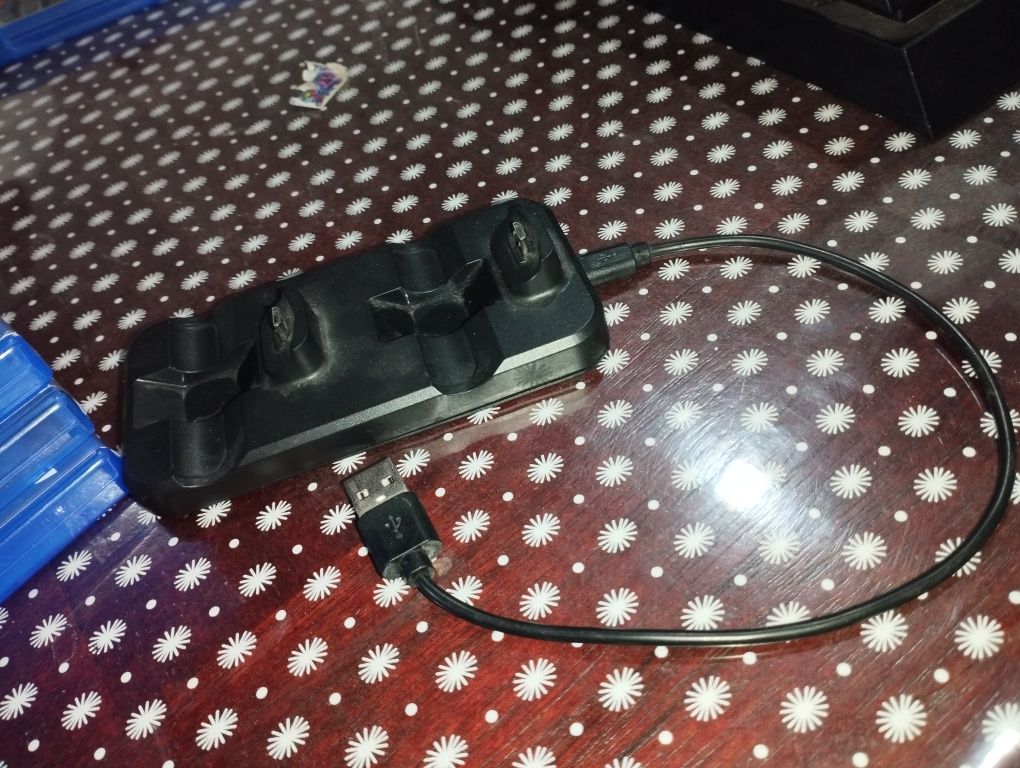 PS4+2 manete și charging dock +8 jocuri