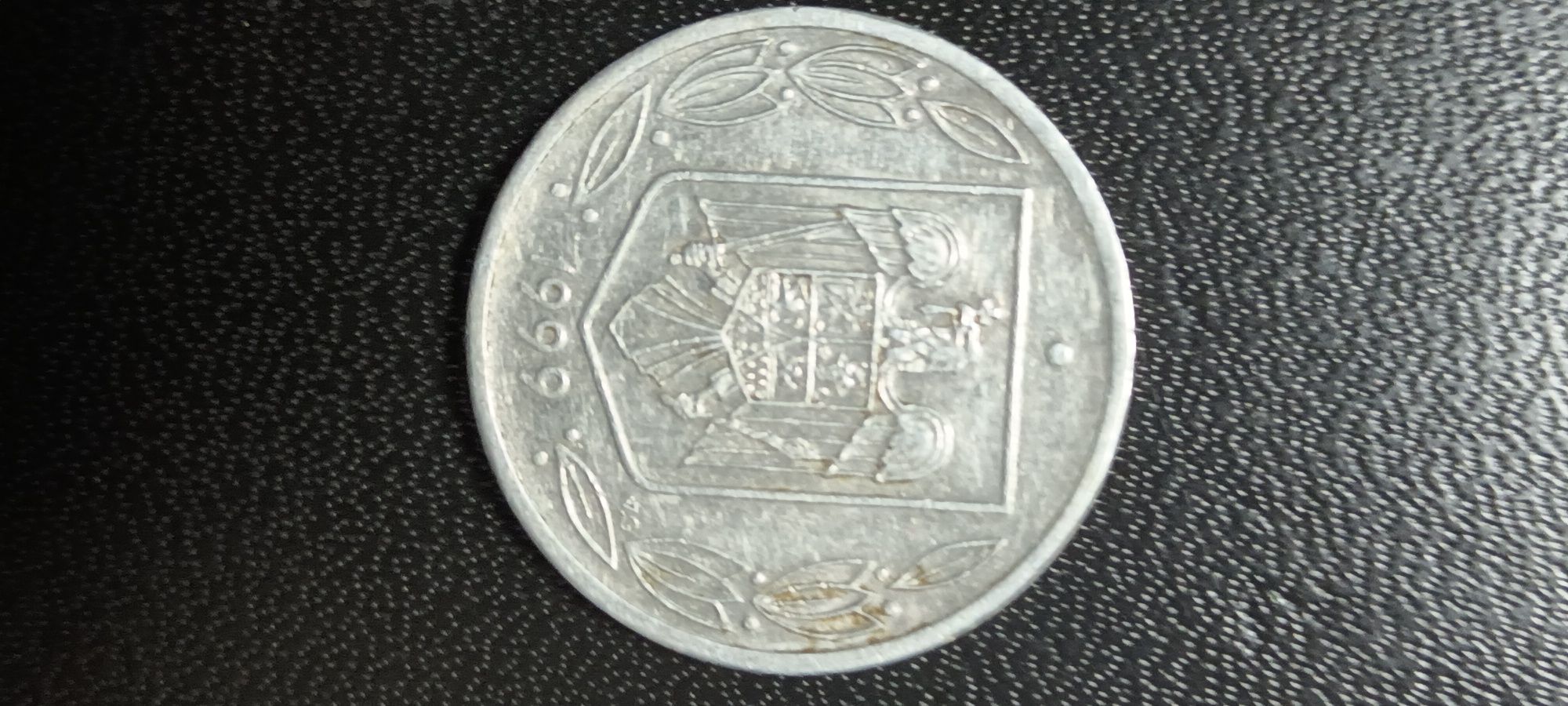 Vând monedă veche din 1999