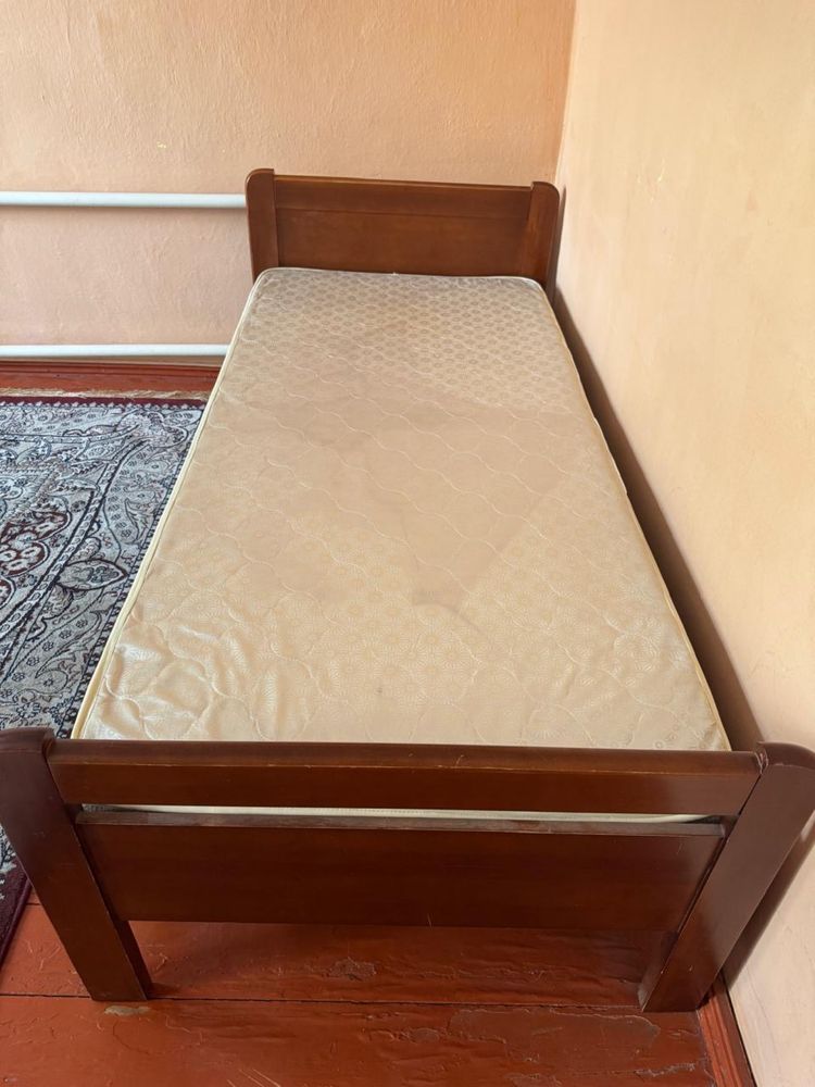 Кровать с матрасом