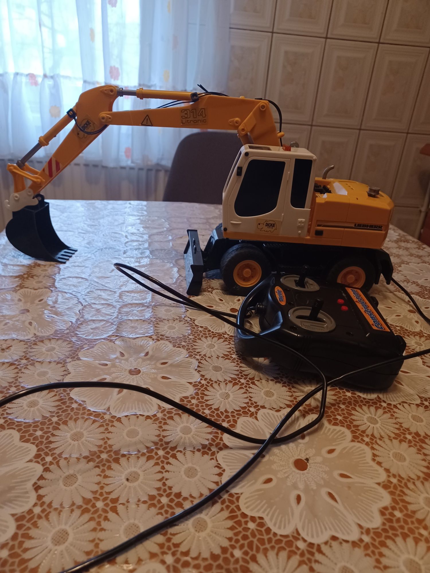 Escavator cu telecomanda