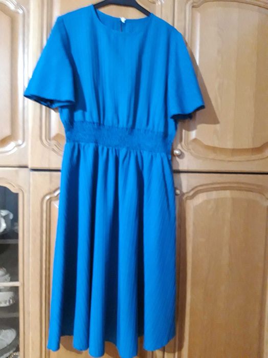 Vand 4 rochii femei nr 42-44