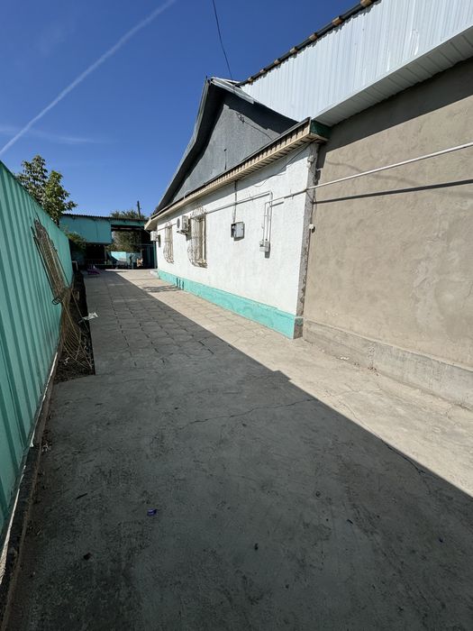 Дом и коммерческое помещение перед базаром