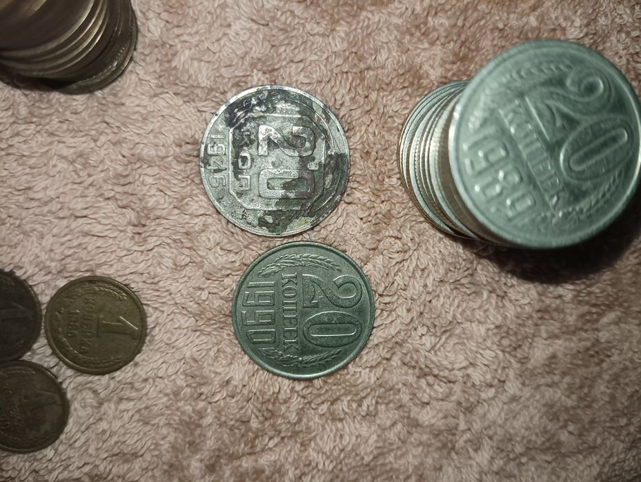 Бумажные деньги и монеты