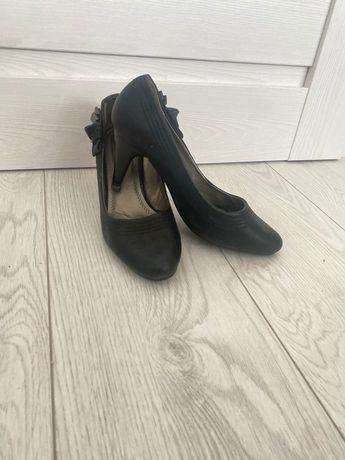 Елегантни дамски обувки черни