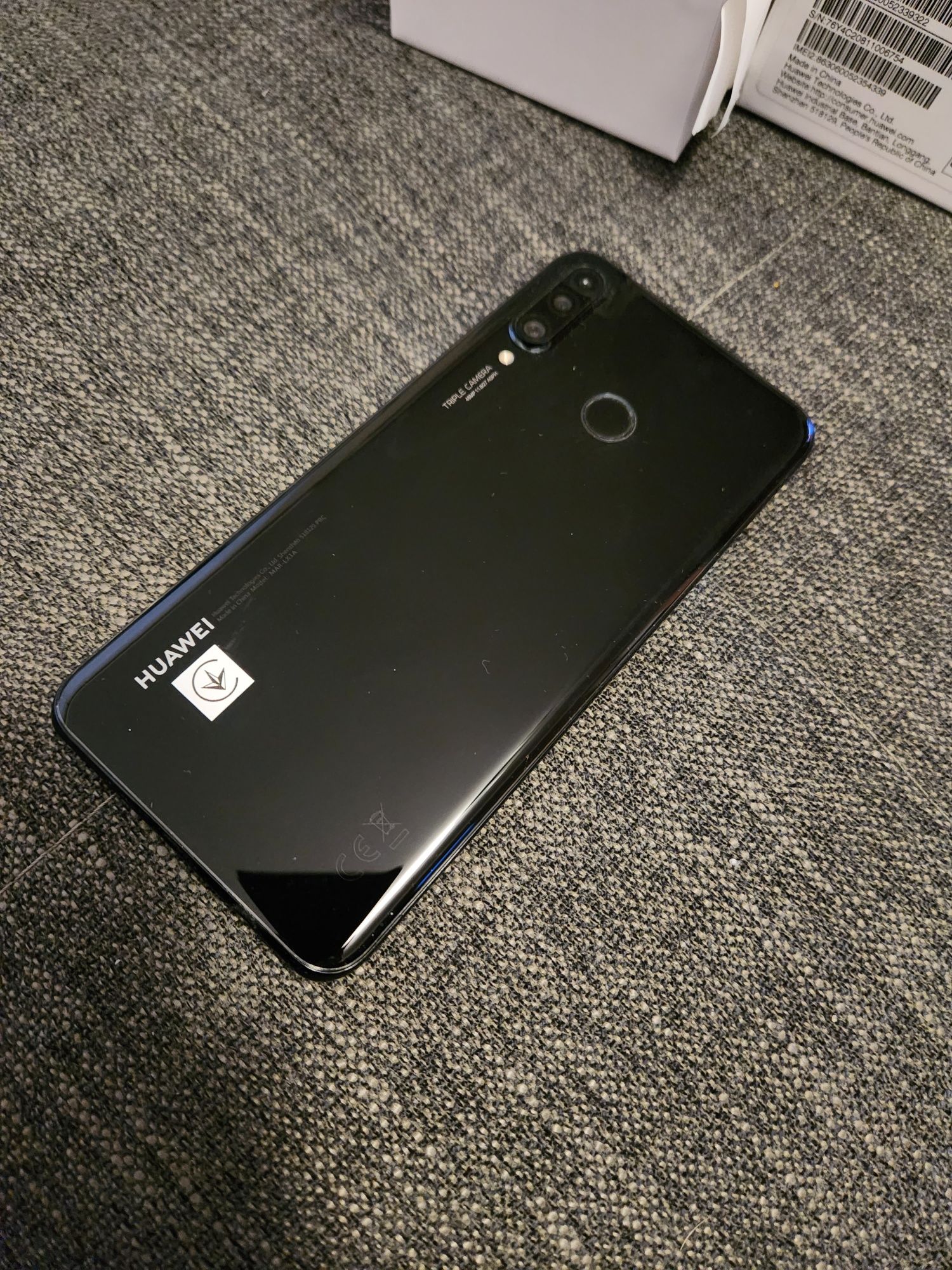 HUAWEI P30 lite с подарък