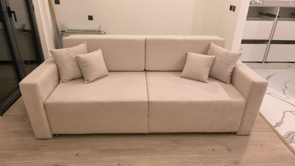 Мастер по мягкой мебели со своей бригадой