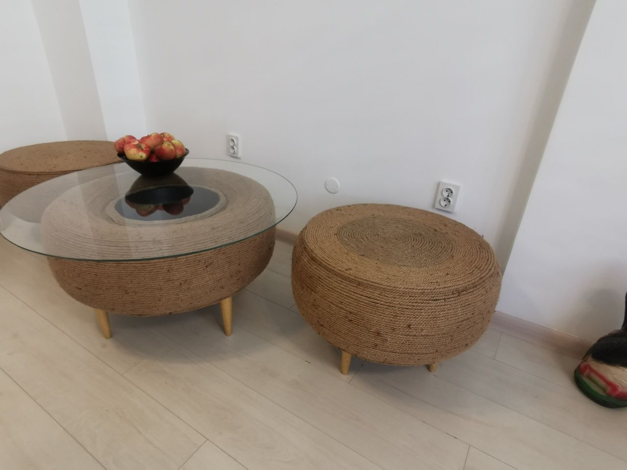 Интерьерные стол с пуфами в кофейню или гостевую