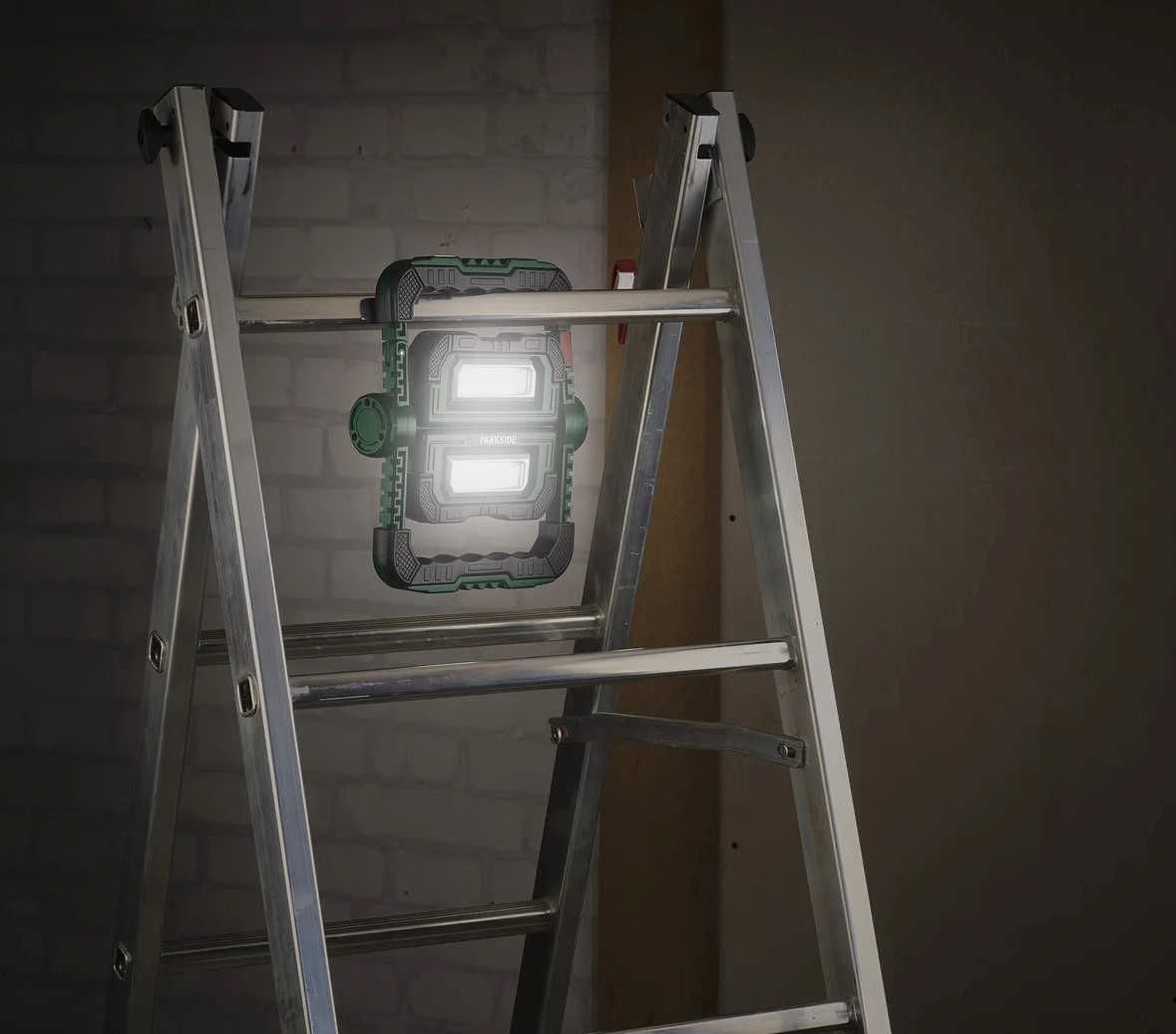 Proiector, reflector lampa cu LED, cu acumulator si powerbank sigilat