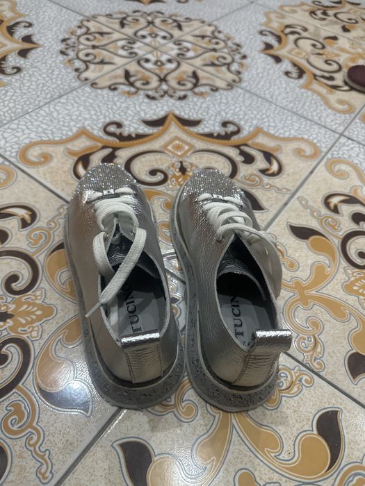 Продам кроссовки