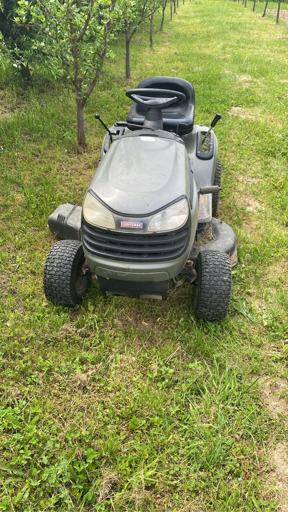 Tractor de tuns iarba