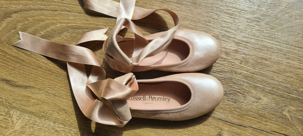 Балетни пантофки Russell and Bromley