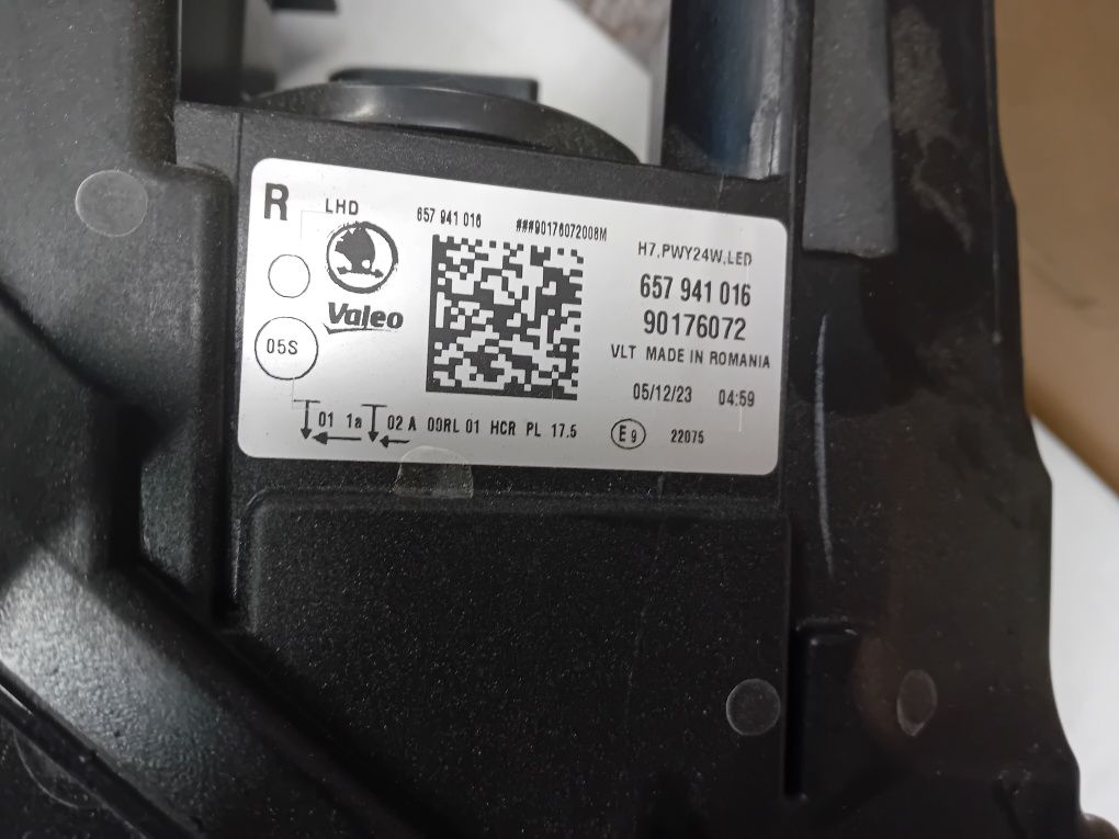 Far dr  sau stânga skoda scala cod 657941016 an 2022