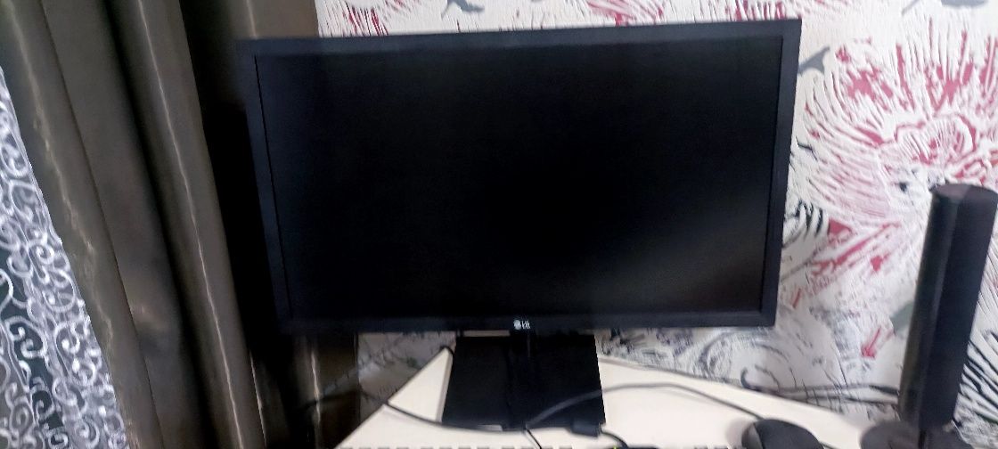 Продам монитор LG. d 24". Торг.