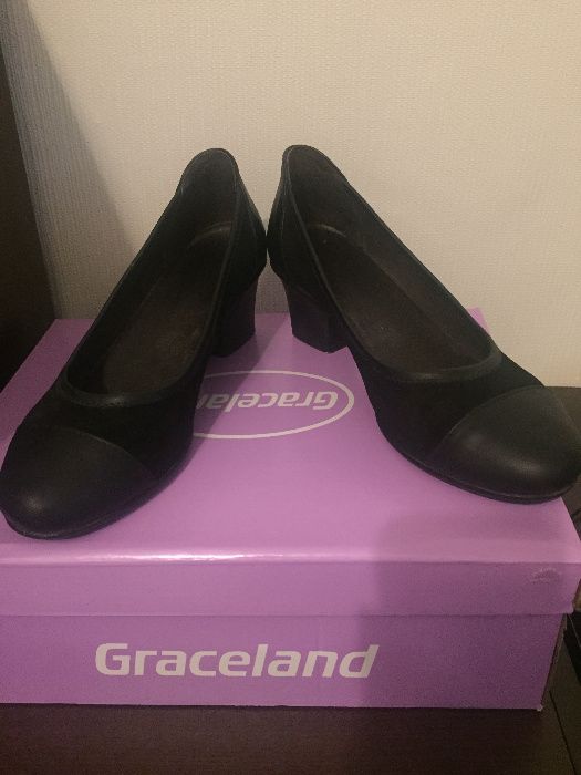 Нови елегантни дамски обувки