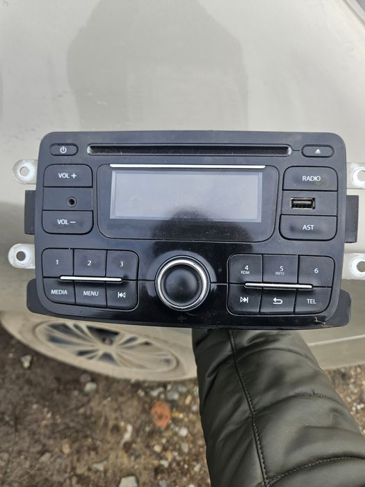 Продам магнитофон в месте с рамкой Рено Логан.Сандеро