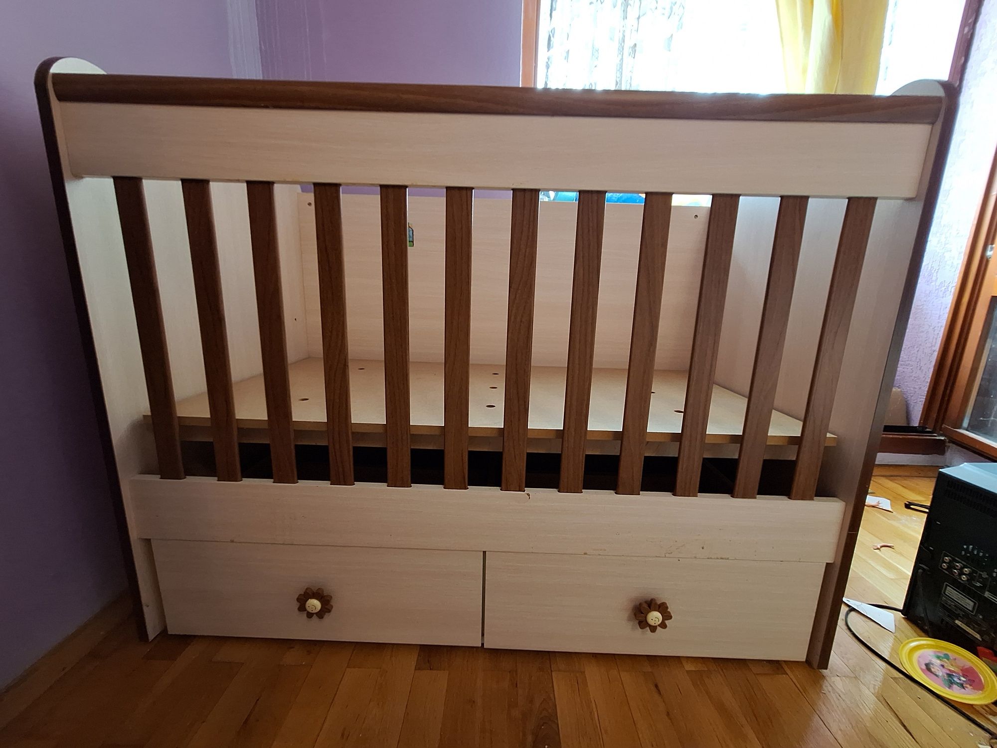 Продавам прекрасна, кафява, детска дървена кошара!