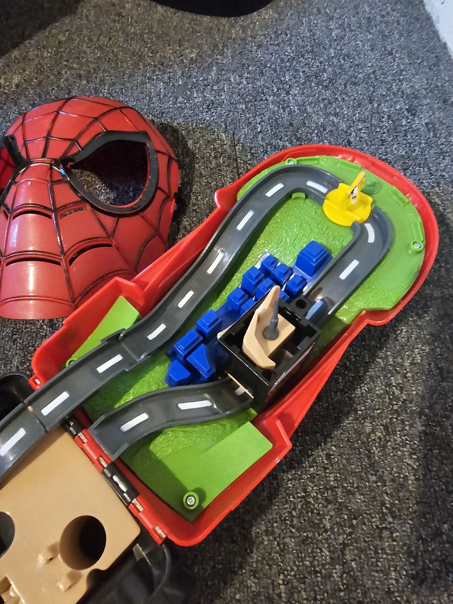 Колата на spider man + ръкавицата и спрея