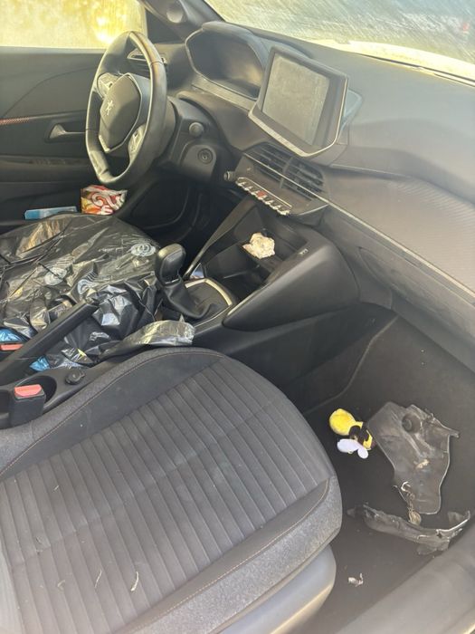 На части Peugeot 208 1.2 бензин 42000км 2021г ръчка